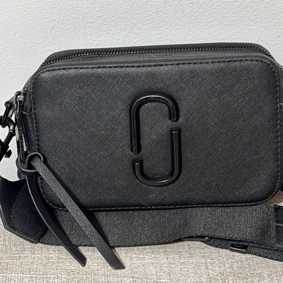 Marc Jacobs camera-style crossbody bag in classic black. Like New - Picture 3 of 7